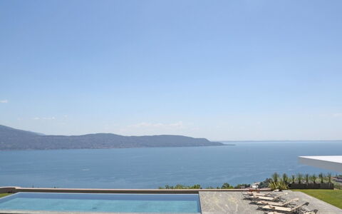 Villa Garda: Acqua, Corpo D'Acqua, Orizzonte, Collina, Costiera E Morfologie Oceanic, Mare, Oceano, Piscina, Lago, Costa