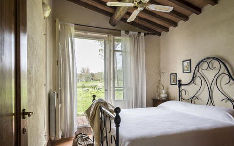 Villa Il Poggio: Mobilia, Interior Design, Camera Da Letto, Letto, Pavimentazione, Pavimento, Telaio Del Letto, Illuminazione, Bedding, Lenzuolo