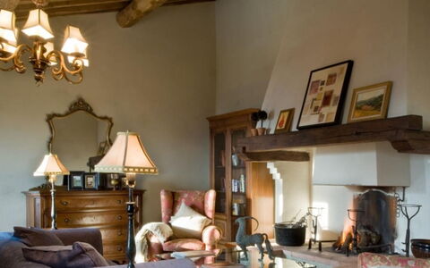 Villa Pipirelli: Mobilia, Interior Design, Parete, Illuminazione, Soggiorno, Pavimentazione, Casa, Camera, Lampada, Pavimento