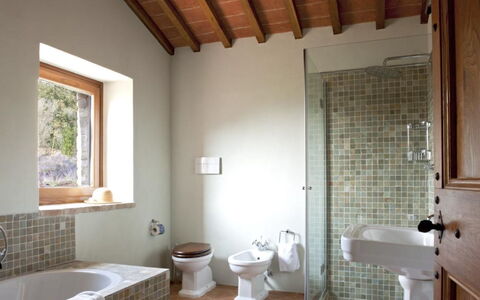 Villa del Cammino: Bagno, Parete, Idraulico Fixture, Pavimentazione, Interior Design, Pavimento, Rubinetto, Idraulico, Casa, Lavandino Del Bagno