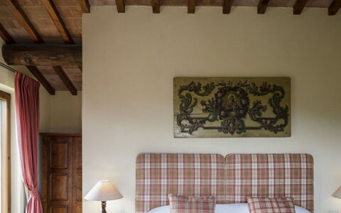 Villa Torre: Mobilia, Interior Design, Parete, Legna, Pavimentazione, Pavimento, Tessile, Letto, Illuminazione, Camera Da Letto