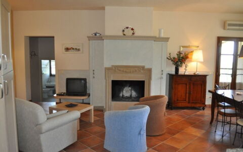 Podere della Madonna Villa: Mobilia, Interior Design, Pavimentazione, Pavimento, Sedia, Camera, Soffitto, Tavolo, Illuminazione, Soggiorno