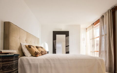 Villa Cala Moresca: Letto, Mobilia, Interior Design, Bedding, Camera Da Letto, Pavimento, Parete, Pavimentazione, Lenzuolo, Camera