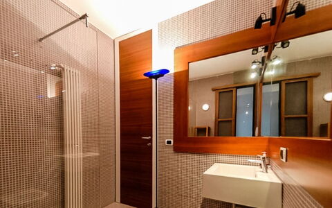Villa Cala Moresca: Parete, Idraulico Fixture, Pavimentazione, Interior Design, Bagno, Legna, Pavimento, Specchio, Idraulico, Soffitto