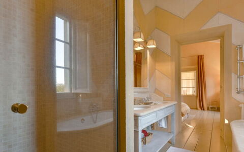 Villa Moscato: Interior Design, Parete, Pavimentazione, Pavimento, Soffitto, Bagno, Idraulico Fixture, Illuminazione, Camera, Vasca Da Bagno