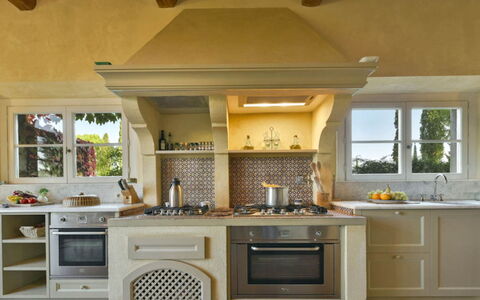 Villa Moscato: Cucina, Interior Design, Elettrodomestico Da Cucina, Mobilia, Apparecchio Major, Cucina Stufa, Controsoffitto, Pavimentazione, Cabinetry, Casa