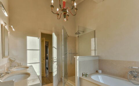 Villa Il Serraglio: Interior Design, Parete, Pavimentazione, Idraulico Fixture, Bagno, Soffitto, Pavimento, Illuminazione, Idraulico, Rubinetto
