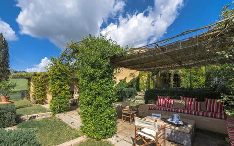 Villa Il Serraglio: Giardino, Arbusto, Lotto, Comunita 'Impianto, Landscaping, Groundcover, Cortile, Backyard, Estate