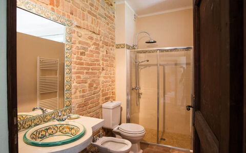 Cascina del Castello: Parete, Interior Design, Idraulico Fixture, Pavimentazione, Pavimento, Bagno, Marrone, Camera, Lavello, Idraulico