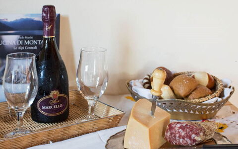 Cascina Tabia: Cibo, Tavola, Ingrediente, Bottiglia, Stemware, Bicchieri, Vino, Tavolo, Serveware