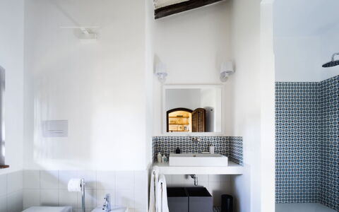 Villa Luna Blu: Parete, Interior Design, Pavimentazione, Pavimento, Bagno, Idraulico Fixture, Soffitto, Piastrella, Idraulico, Camera
