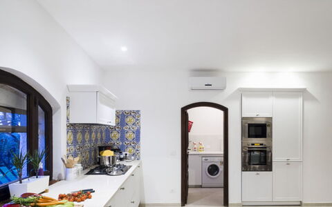 Villa Luna Blu: Interior Design, Pavimentazione, Cucina, Soffitto, Illuminazione, Controsoffitto, Pavimento, Casa, Lampada, Elettrodomestico Da Cucina