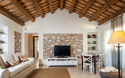 Villa Eroica: Mobilia, Interior Design, Parete, Pavimentazione, Legna, Pavimento, Casa, Soffitto, Divano, Soggiorno