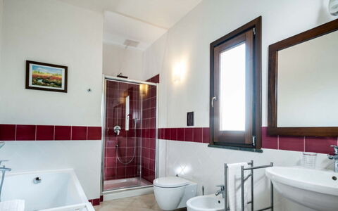Villa Eroica: Pavimentazione, Interior Design, Idraulico Fixture, Pavimento, Soffitto, Rubinetto, Camera, Bagno, Idraulico, Lampada