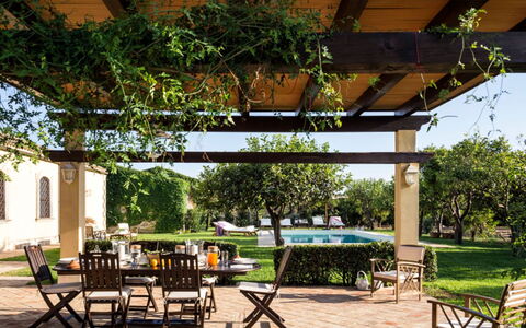 Villa del Sirio: Mobilia, Mobili Da Esterno, Giardino, Tavolo, Shade, Tavolo Esterno, Sedia, Ricorrere, Backyard, Cucina & Sala Da Pranzo Tavolo