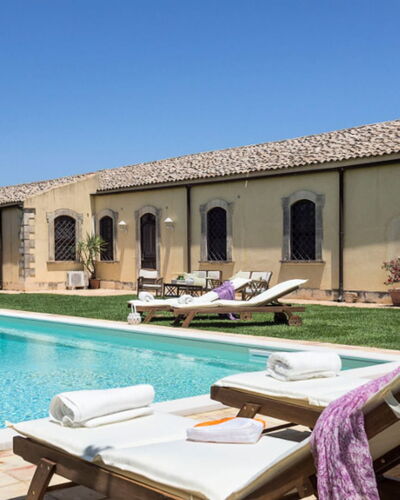 Villa del Sirio: Hacienda, Cortile, Estate, Ricorrere, Piscina, Hotel, Villa, Pianta Della Casa, Vaso Di Fiori