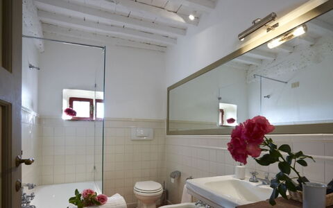 Villa del Riccio: Idraulico Fixture, Interior Design, Pavimentazione, Bagno, Lavandino Del Bagno, Idraulico, Lavello, Pavimento, Rubinetto, Specchio
