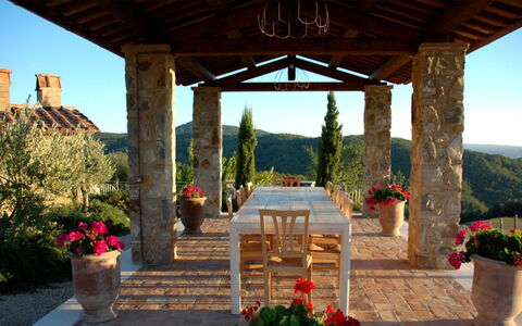 Villa Rufeno: Mobilia, Tavolo, Sedia, Vaso Di Fiori, Mobili Da Esterno, Tavolo Esterno, Giardino, Terrazza, Colonna