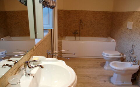 Villa Rufeno: Bagno, Idraulico Fixture, Pavimentazione, Lavello, Pavimento, Lavandino Del Bagno, Interior Design, Vasca Da Bagno, Rubinetto, Idraulico