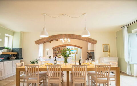 Villa Rufeno: Mobilia, Interior Design, Sedia, Tavolo, Pavimentazione, Sala Da Pranzo, Legna, Cucina & Sala Da Pranzo Tavolo, Soffitto, Illuminazione