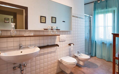 Cascina Arcangelo: Idraulico Fixture, Pavimentazione, Interior Design, Bagno, Pavimento, Rubinetto, Lavandino Del Bagno, Idraulico, Lavello, Camera