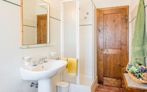 Podere del Mezzadro: Parete, Pavimentazione, Pavimento, Interior Design, Bagno, Idraulico Fixture, Lavandino Del Bagno, Camera, Soffitto, Idraulico