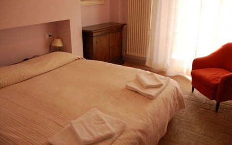 Casale Gioiello: Mobilia, Camera Da Letto, Lenzuolo, Legna, Letto, Bedding, Pavimento, Biancheria, Interior Design, Tessile