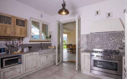 Villa Sara: Cucina, Controsoffitto, Pavimentazione, Mobilia, Interior Design, Cabinetry, Pavimento, Elettrodomestico Da Cucina, Casa, Elettrodomestico