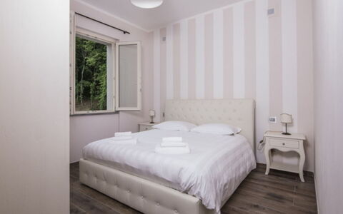 Villa Sara: Interior Design, Letto, Parete, Mobilia, Camera Da Letto, Soffitto, Bedding, Pavimento, Casa, Lenzuolo