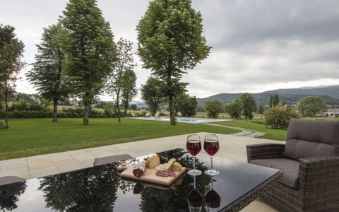 Villa Sara: Mobilia, Paesaggio, Mobili Da Esterno, Plain, Giardino, Tavolo Esterno, Prato, Sedia, Landscaping, Parco