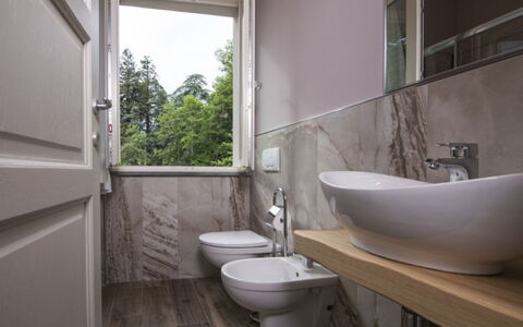 Villa Sara: Bagno, Idraulico Fixture, Lavandino Del Bagno, Pavimentazione, Lavello, Interior Design, Pavimento, Rubinetto, Idraulico, Casa