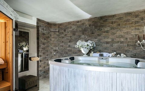 Villa della Laguna: Vasca Da Bagno, Idraulico Fixture, Interior Design, Pavimentazione, Bagno, Pavimento, Rubinetto, Idraulico, Soffitto, Illuminazione