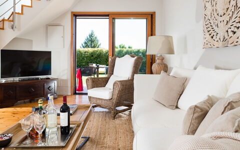 Villa Etna: Mobilia, Interior Design, Divano, Pavimentazione, Soggiorno, Camera, Legna, Pavimento, Casa, Soffitto