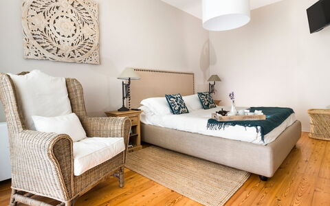 Villa Etna: Mobilia, Interior Design, Letto, Pavimento, Pavimentazione, Camera Da Letto, Camera, Legna, Biancheria, Bedding