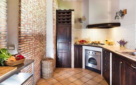 Villa Etna: Interior Design, Pavimentazione, Mobilia, Cucina, Pavimento, Elettrodomestico Da Cucina, Controsoffitto, Legna, Soffitto, Apparecchio Major