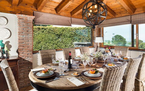 Villa Etna: Mobilia, Interior Design, Legna, Tavolo, Sedia, Cucina & Sala Da Pranzo Tavolo, Sala Da Pranzo, Illuminazione, Lampada, Soffitto