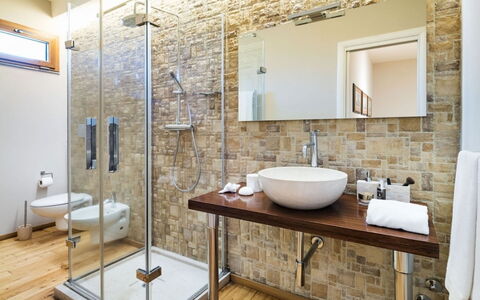 Villa Etna: Bagno, Pavimentazione, Interior Design, Idraulico Fixture, Parete, Pavimento, Lavandino Del Bagno, Lavello, Specchio, Idraulico