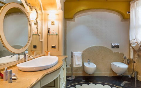 Villa del Drago: Lavandino Del Bagno, Interior Design, Idraulico Fixture, Lavello, Rubinetto, Bagno, Pavimentazione, Idraulico, Illuminazione, Soffitto