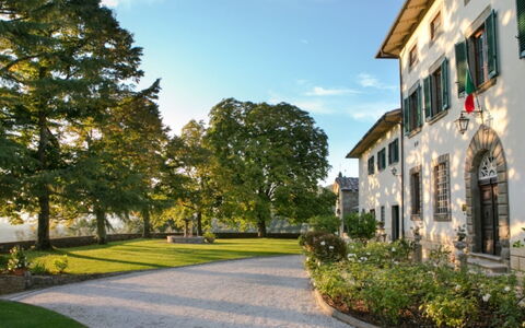 Villa Bel Monte: Arbusto, Giardino, Driveway, Estate, Prato, Cortile, Landscaping, Passerella, Parco, Dimora