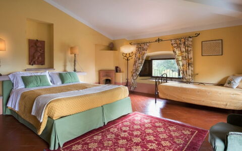 Villa Bel Monte: Mobilia, Interior Design, Pavimentazione, Camera, Soffitto, Tavolo, Pavimento, Tessile, Sedia, Illuminazione