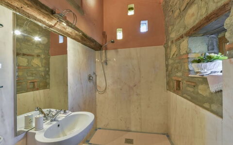Villa Lucente: Pavimentazione, Parete, Interior Design, Pavimento, Soffitto, Idraulico Fixture, Camera, Bagno, Illuminazione, Mobilia