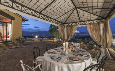 Villa Lucente: Sedia, Villa, Struttura Esterna, Eco Hotel, Balcone, Hotel, Cortile, Pianta Della Casa, Hacienda, Baldacchino
