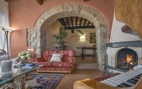 Villa Lucente: Mobilia, Parete, Interior Design, Pavimentazione, Illuminazione, Pavimento, Sedia, Soffitto, Tavolo, Soggiorno