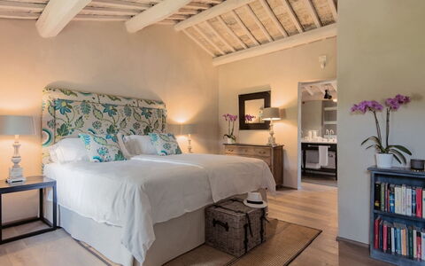 Villa Piuma: Mobilia, Letto, Interior Design, Camera Da Letto, Bedding, Parete, Lenzuolo, Pavimento, Biancheria, Pavimentazione