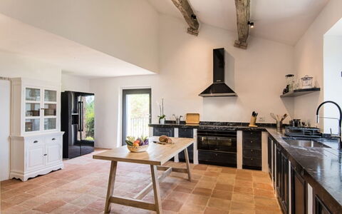 Villa Ugo: Cucina, Mobilia, Controsoffitto, Pavimentazione, Interior Design, Elettrodomestico Da Cucina, Legna, Cabinetry, Cucina Stufa, Pavimento