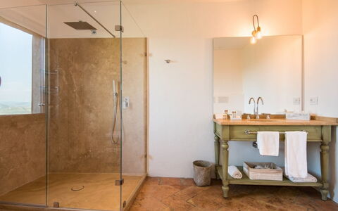 Villa Ugo: Parete, Idraulico Fixture, Pavimentazione, Bagno, Interior Design, Pavimento, Idraulico, Soffitto, Rubinetto, Doccia