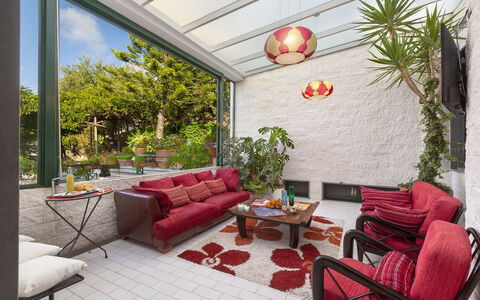 Villa Liliana: Mobilia, Interior Design, Vaso Di Fiori, Sedia, Tavolo, Pianta Della Casa, Casa, Divano, Tavolino Da Caffè, Soggiorno