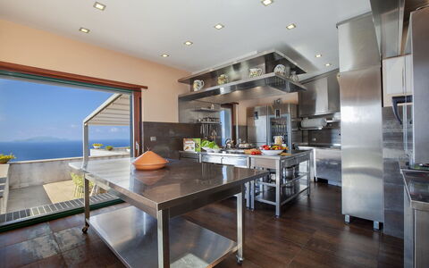 Villa Liliana: Cucina, Elettrodomestico Da Cucina, Interior Design, Controsoffitto, Elettrodomestico, Mobilia, Apparecchio Major, Pavimentazione, Soffitto, Illuminazione