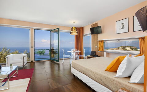Villa Liliana: Mobilia, Interior Design, Pavimentazione, Pavimento, Tavolo, Letto, Sedia, Soffitto, Camera Da Letto, Camera
