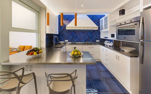 Villa Nerano: Cucina, Mobilia, Interior Design, Controsoffitto, Pavimentazione, Elettrodomestico Da Cucina, Pavimento, Soffitto, Legna, Cabinetry